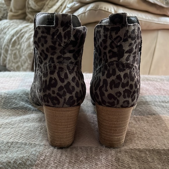 Erin  Grey leopard Print Wedge, size 7 medium. - Picture 4 of 6